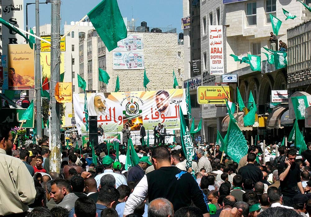 Manifestación con banderas con la shahada, llevada por los seguidores de Hamás.