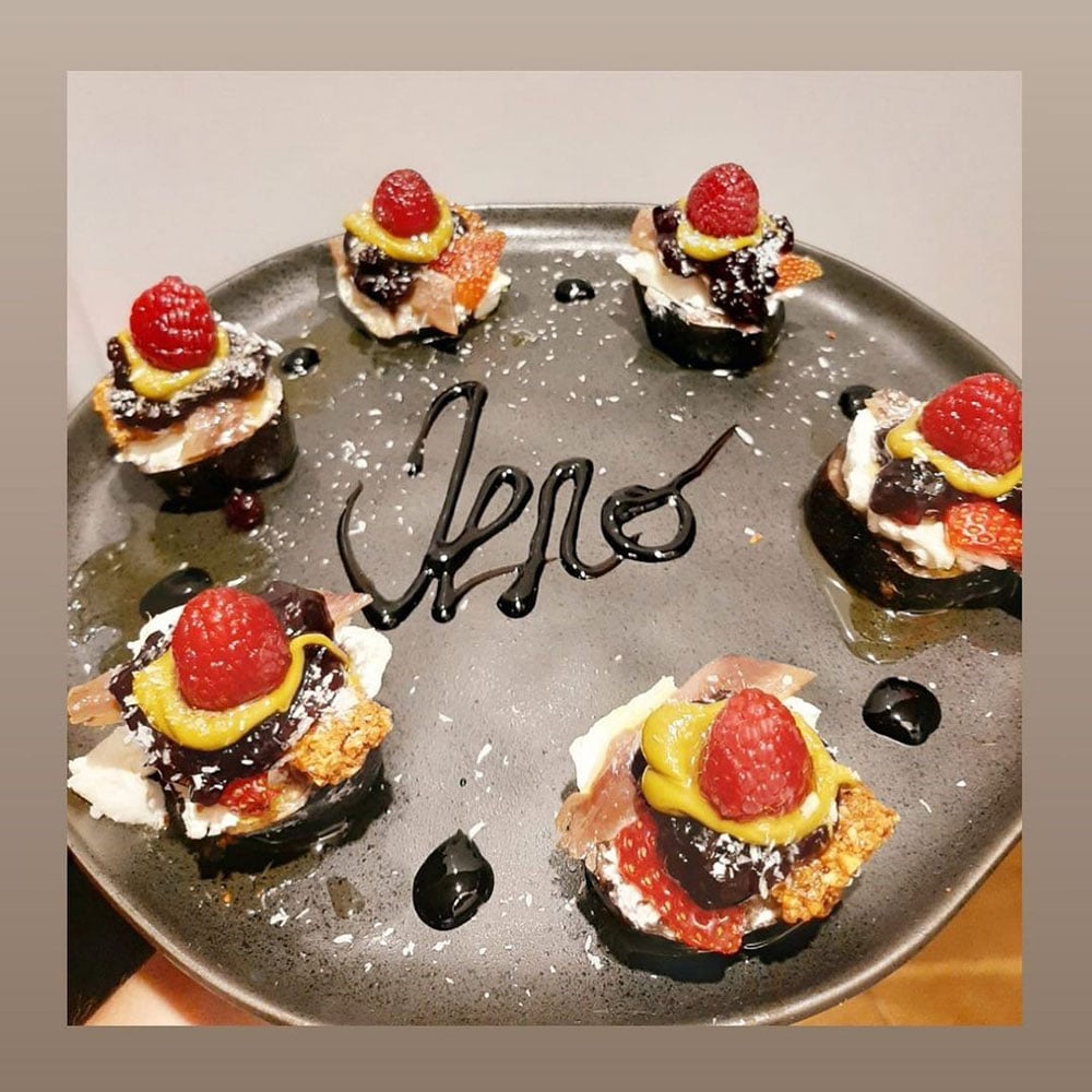 Uno de los pinchos del Jero compuesto por brevas rellenas de crema de queso, salmón, anchoa, un toque de arándanos y teja de almendras