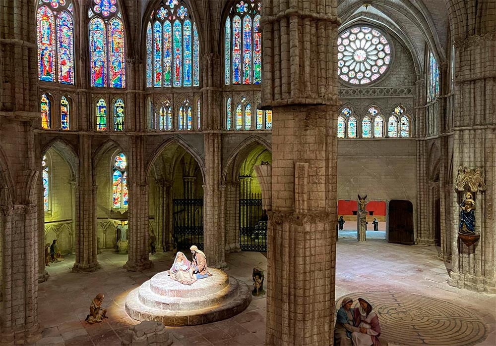 Belén monumental de Las Francesas que simula el interior de la catedral de León.