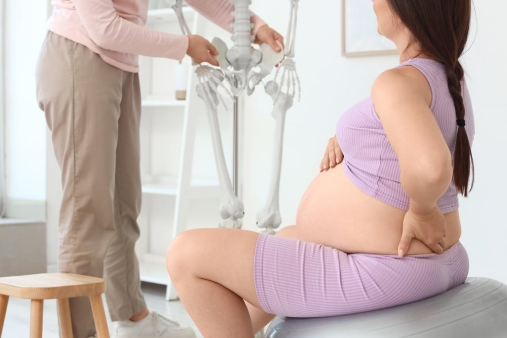 Mujer embarazada recibiendo explicación sobre biomecánica y suelo pélvico