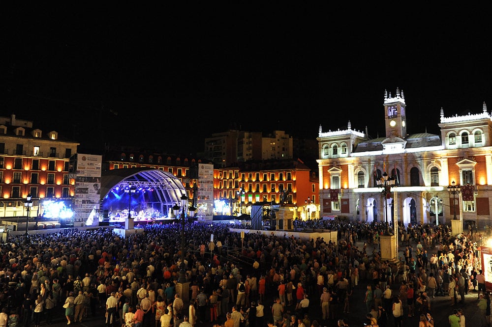 Panorámica nocturna de la Plaza Mayor de Valladolid durante un concierto de fiestas. 