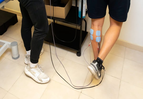 Estudiantes de fisioterapia practican un tratamiento con electrodos durante una clase en la UEMC