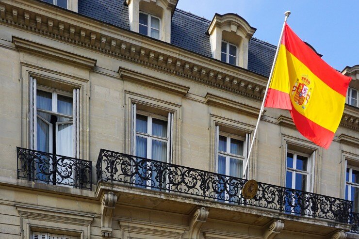 Fachada de una embajada española en alguna ciudad europea.