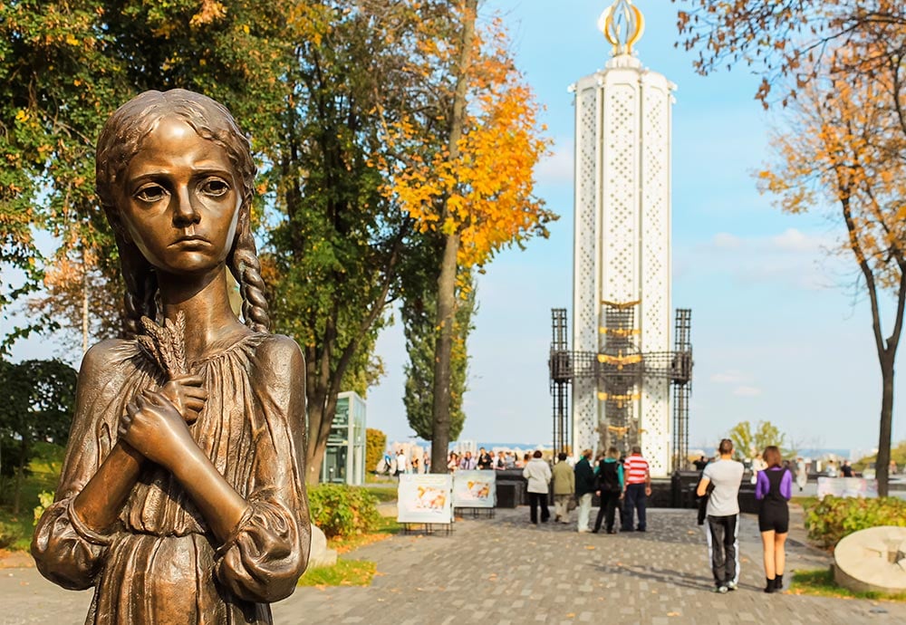 Estatua de una niña abrazando unas espigas de trigo en el monumento conmemorativo a las víctimas del Holodomor.