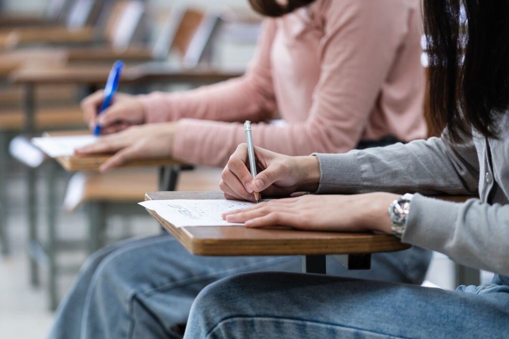 Dos estudiantes realizan el examen de la PAU