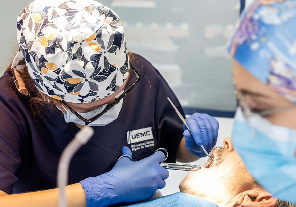 Una estudiante de Odontología de la UEMC realiza una práctica con un paciente en la Clínica Universitaria. 