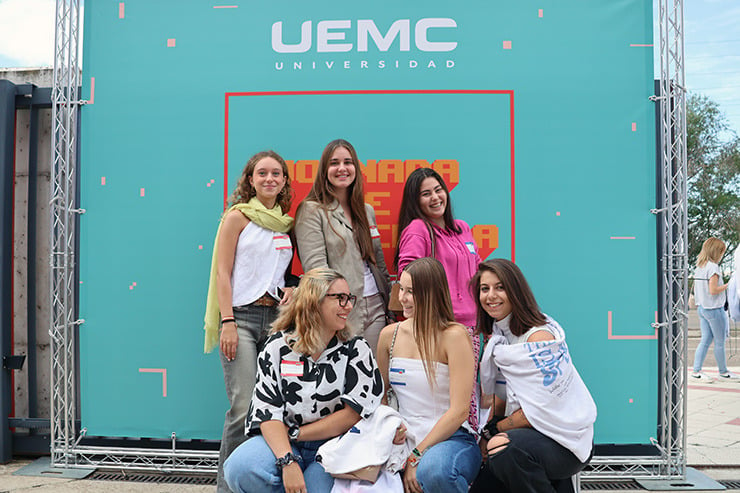 Un grupo de jóvenes estudiantes posan delante del photocall de la Jornada de Bienvenida 2023.