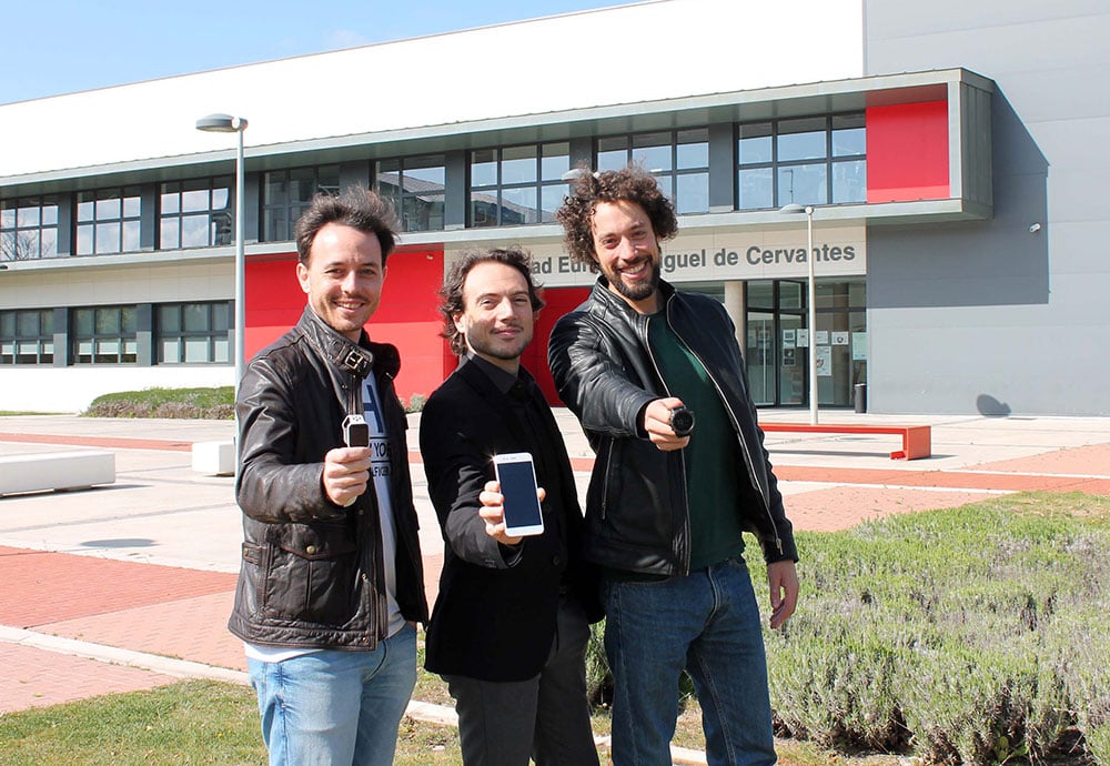 Tres representantes del grupo de investigación i+HeALTH muestran una un móvil y dos relojes en el Campus de la UEMC. 