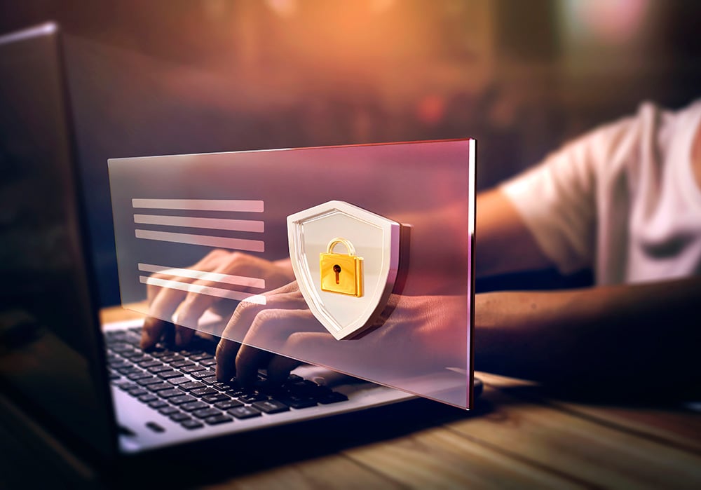 Imagen de un candado con un ordenador representando una web segura.