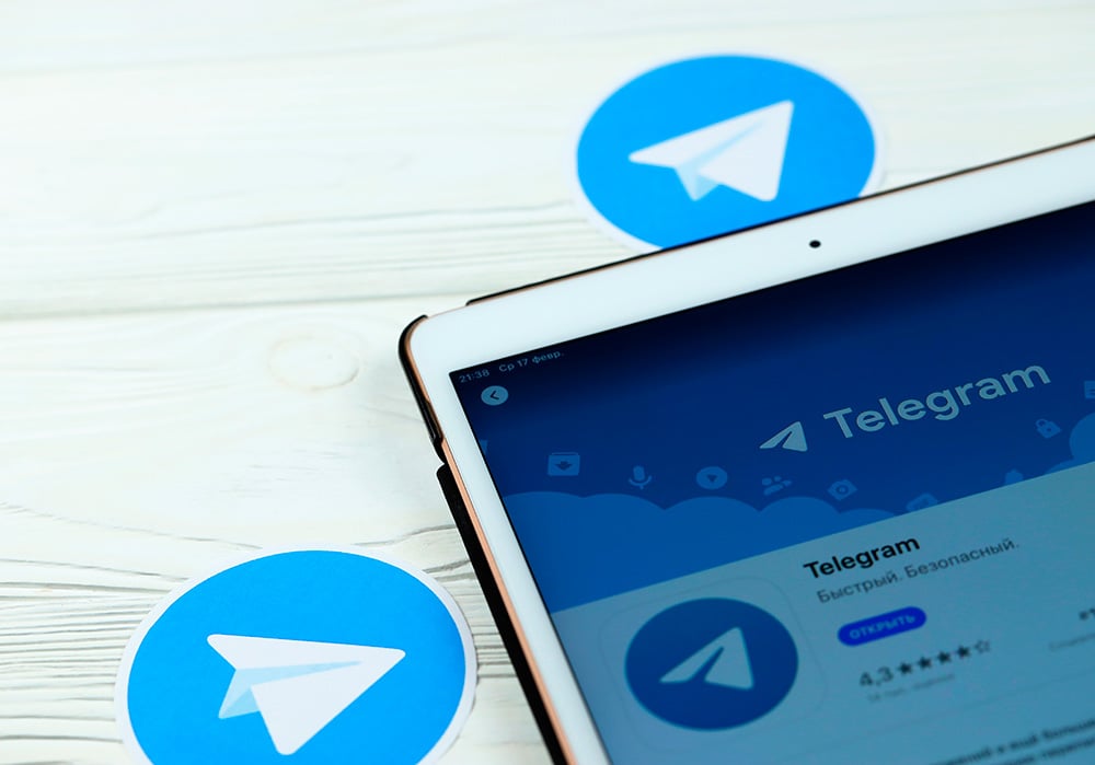 Una tablet muestra la página de inicio de la red social Telegram.