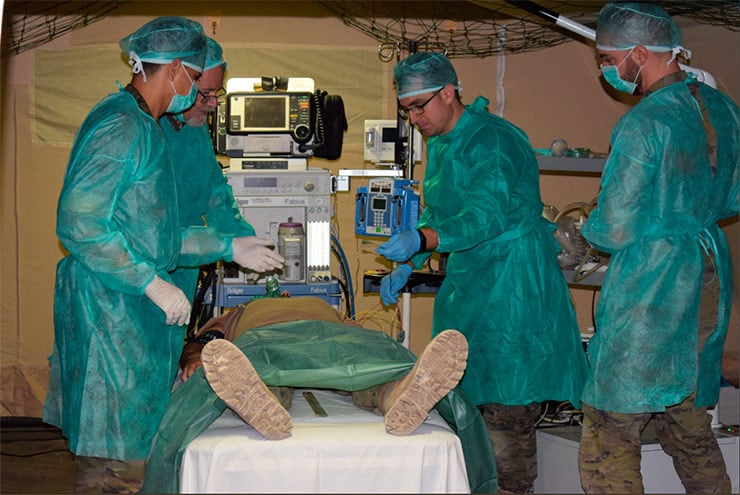 Miembros de la Brigada de Sanidad (BRISAN) atienden a un herido en un hospital de campaña durante un ejercicio.