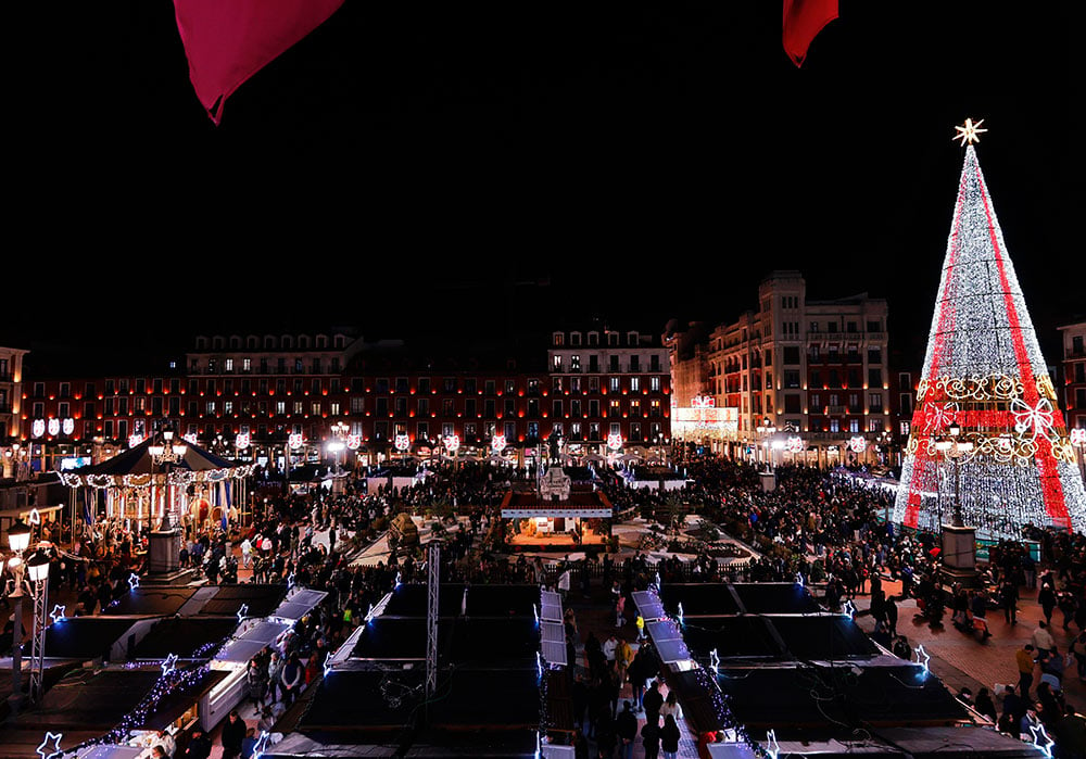 Mercado navideño situado en la Plaza Mayor de Valladolid, iluminado por la noche