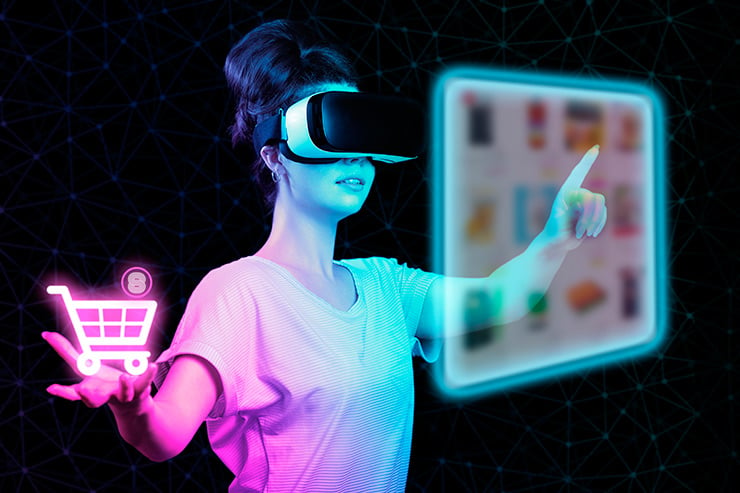 Una chica joven, equipada con unas gafas VR, realiza una compra en un comercio online, representado con un holograma de una web y un carrito de la compra. 