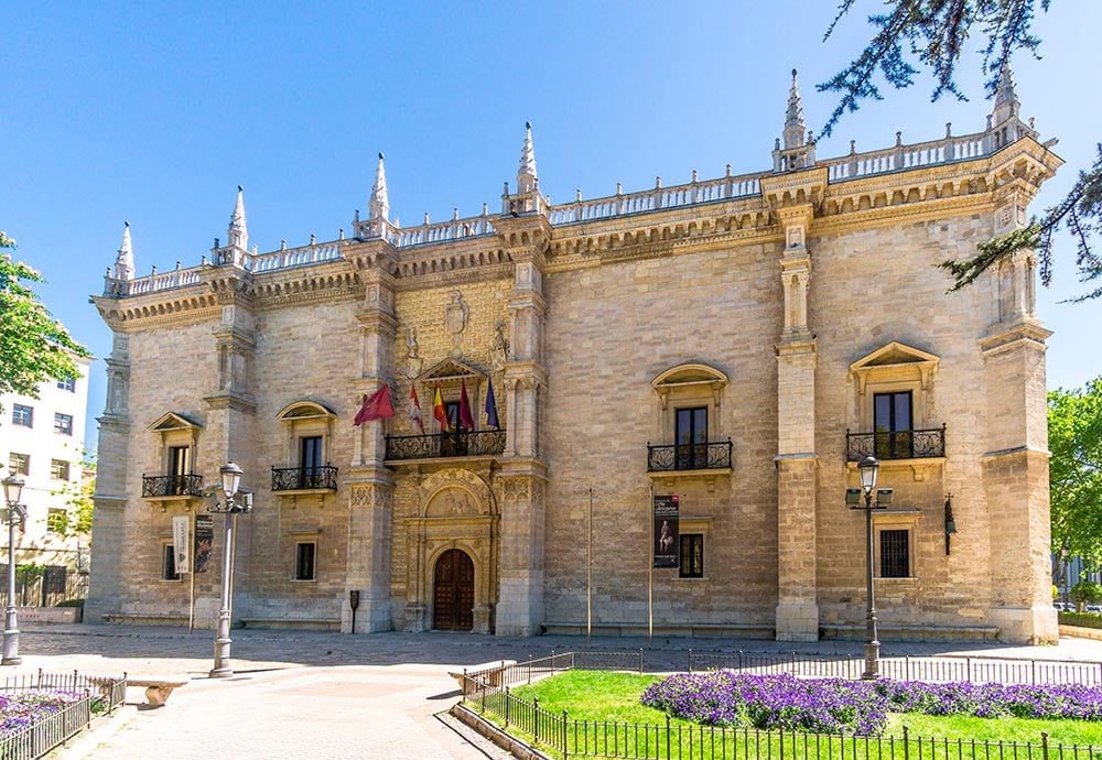 El Palacio de Santa Cruz, un magnífico edificio de piedra del siglo XV, ubicado en Valladolid.
