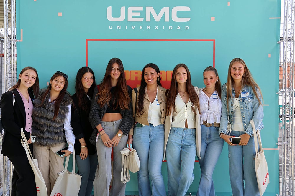 Estudiantes en el photocall del Welcome Day UEMC, el primer recuerdo de su etapa universitaria.