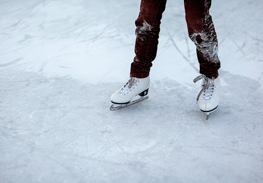 Una persona practicando patinaje en la pista de hielo de Valladolid.
