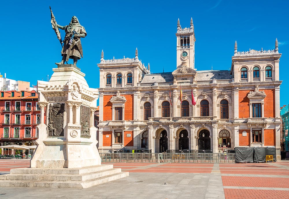 La Plaza Mayor de Valladolid con la estatua del Conde Ansúrez en primer plano y detrás el edificio del ayuntamiento.