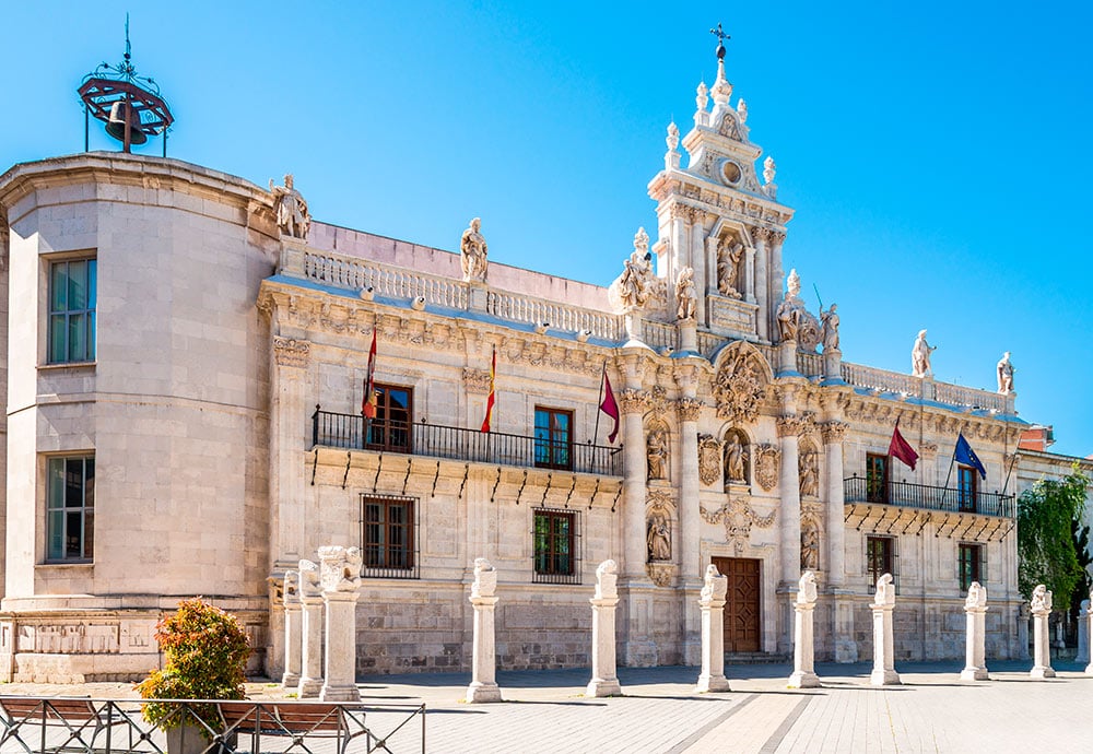 Edificio de la facultad de Derecho ubicado en la Plaza de la Universidad de Valladolid en la que se aprecia su pórtico barroco y los famosos leones. 
