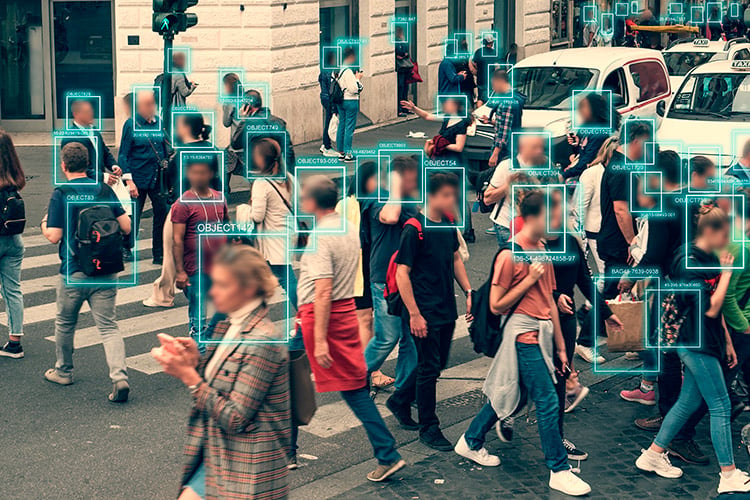 Peatones que pasean por una calle son detectadas por algún tipo de Inteligencia Artificial. 