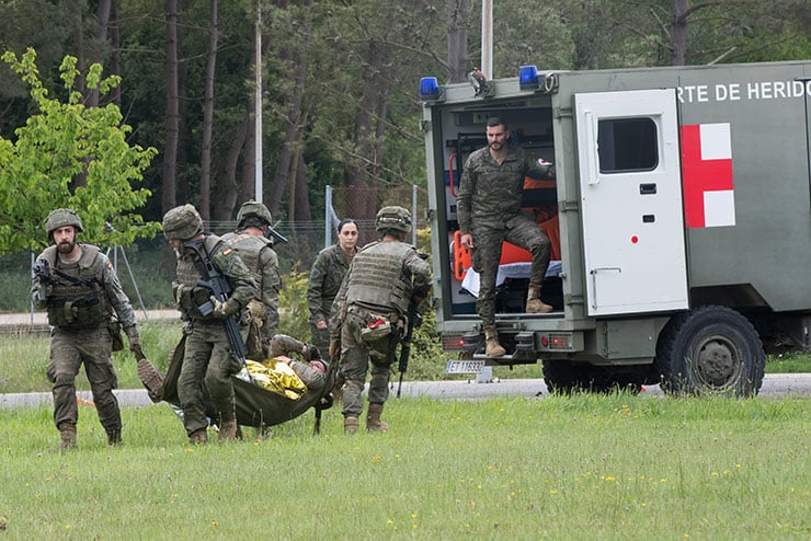 Soldados evacuan a un herido en una ambulancia del Ejército de Tierra.