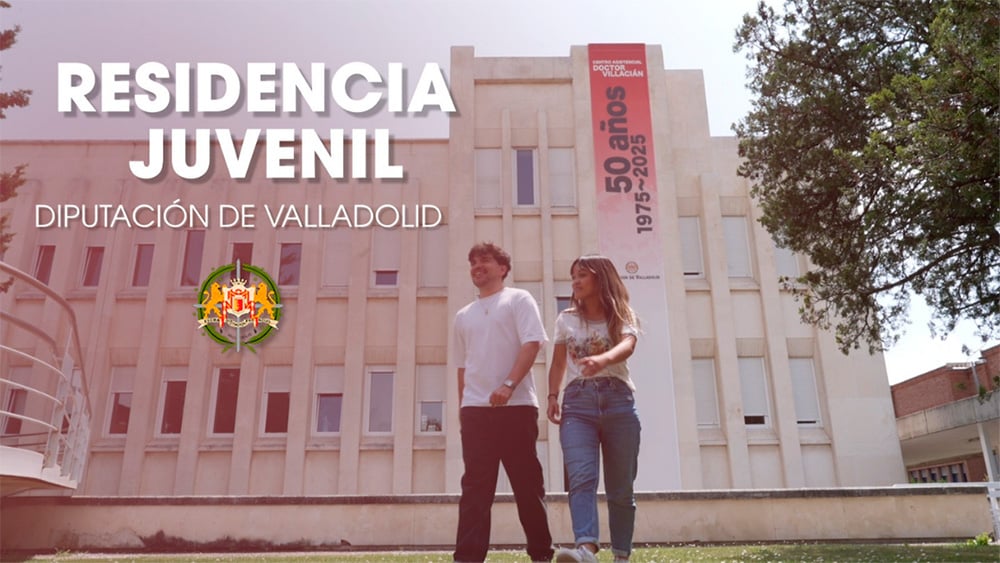 Fachada del Centro Residencial Doctor Villacián en Valladolid, con una lona conmemorativa de “50 años, 1975-2025”. En primer plano, un chico y una chica caminan juntos frente al edificio, bajo el cartel “Residencia Juvenil Diputación de Valladolid.