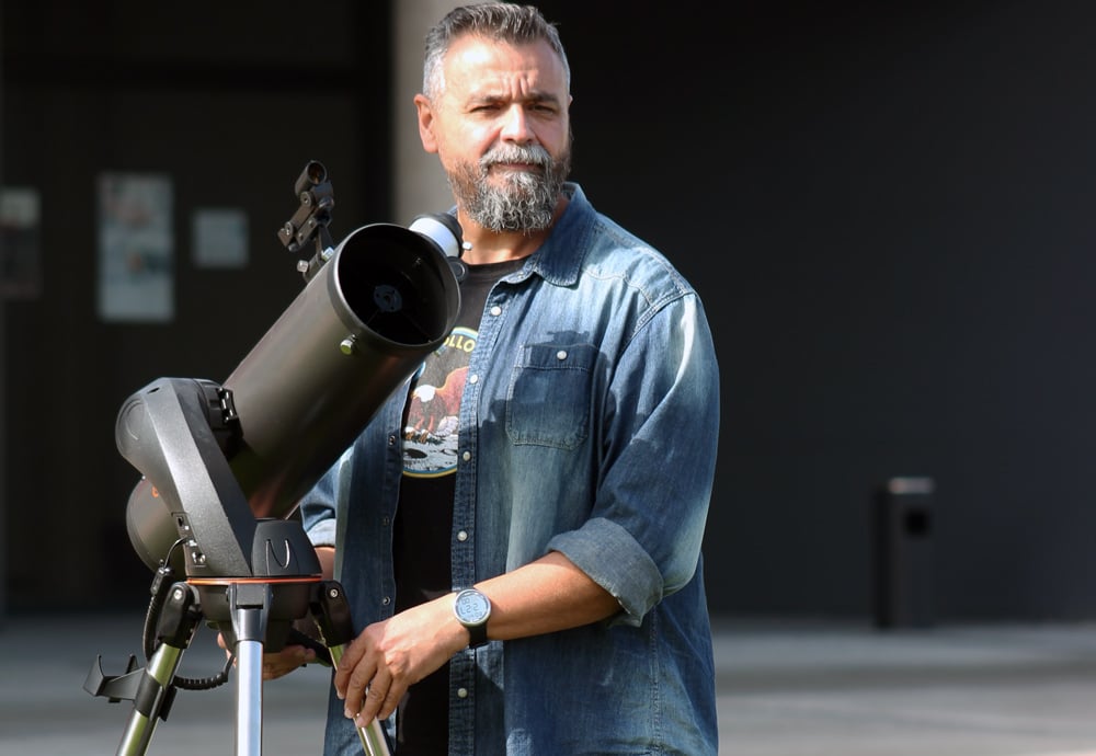 José Franciscos Sanz Requena junto a un telescopio en el Campus de la UEMC en Valladolid. 