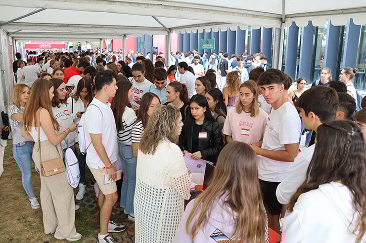Estudiantes de primer curso de la UEMC asisten a los estand de los distintos servicios de la universidad en los exteriores del Edificio 02.