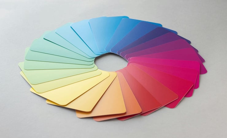 Tarjetas de colores dispuestas en círculo como ejemplo de la teoría del color