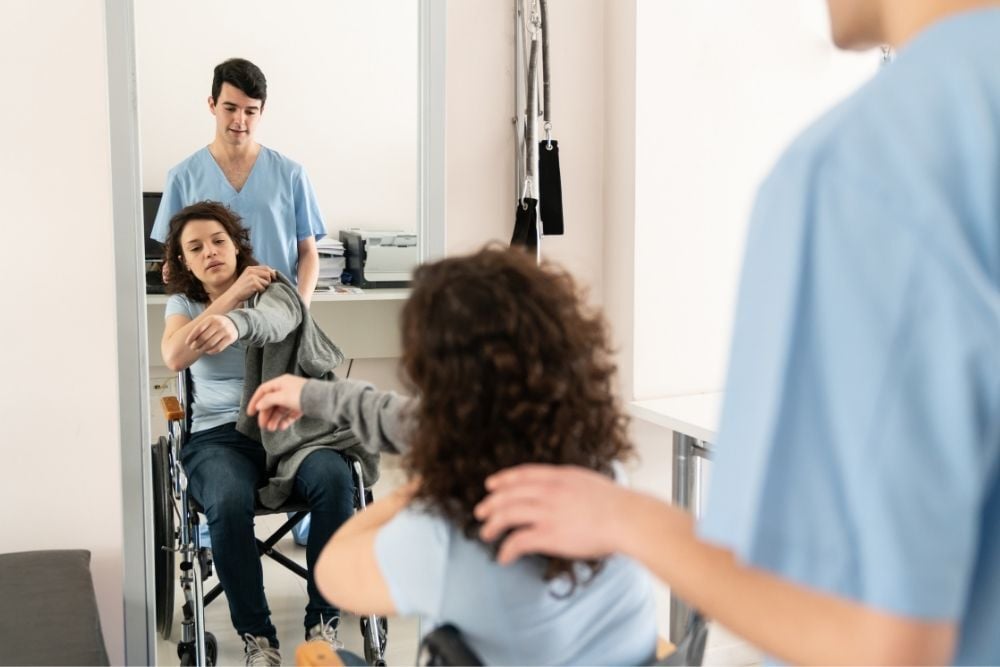 Intervención de terapia ocupacional para mejorar la autonomía en persona usuaria de silla de ruedas con apoyo de profesionales en entorno clínico