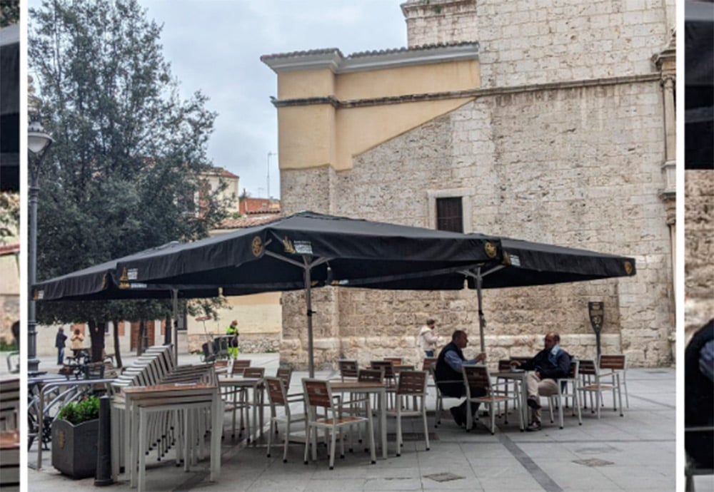 Terraza del bar el Barco de Valladolid equipada de sombrillas y ubicada en la plaza del Salvador