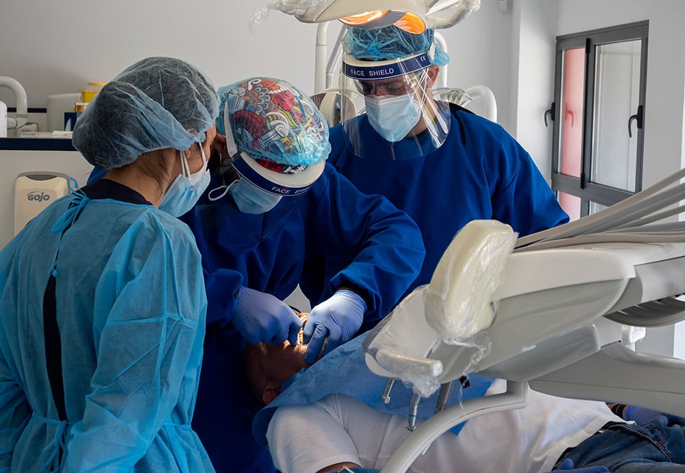 Estudiantes de Odontología de la UEMC atienden a un paciente con caries en la Clínica Universitaria