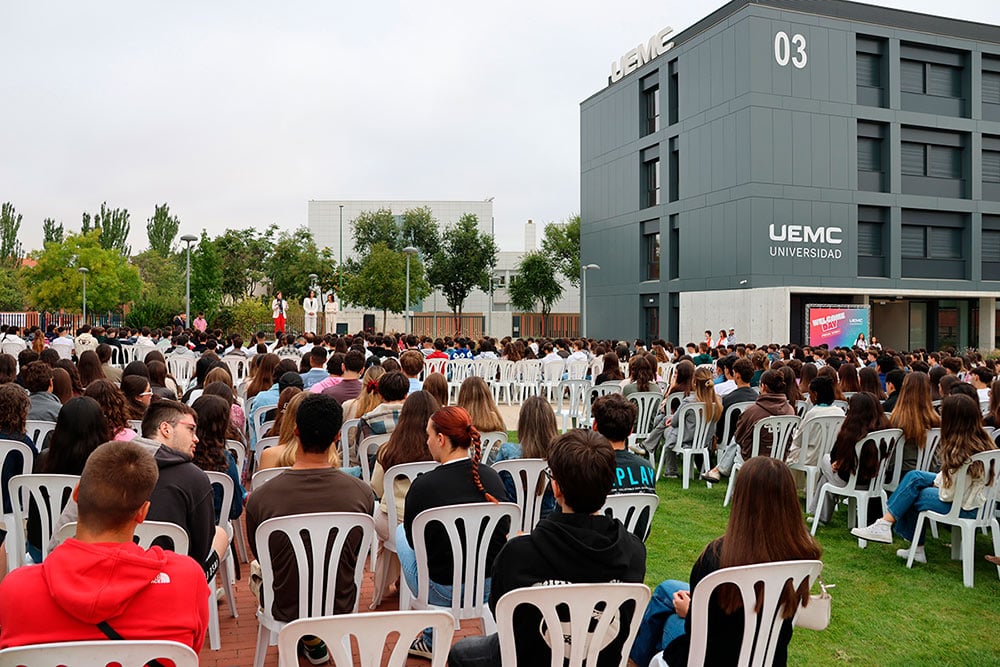 Estudiantes de la UEMC durante la recepción de bienvenida en los exteriores del Campus.