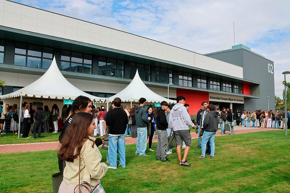 Diferentes estand de la UEMC ubicados en el Campus.
