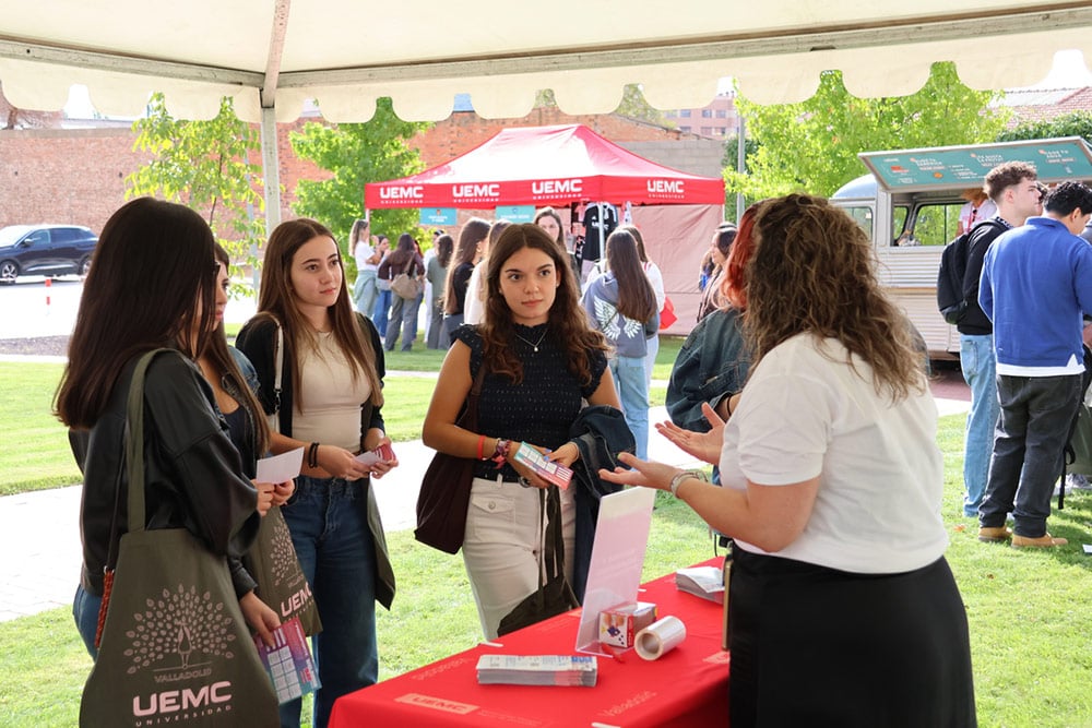 Estudiantes se acercan a recibir información al estand del Departamento de Internacional.