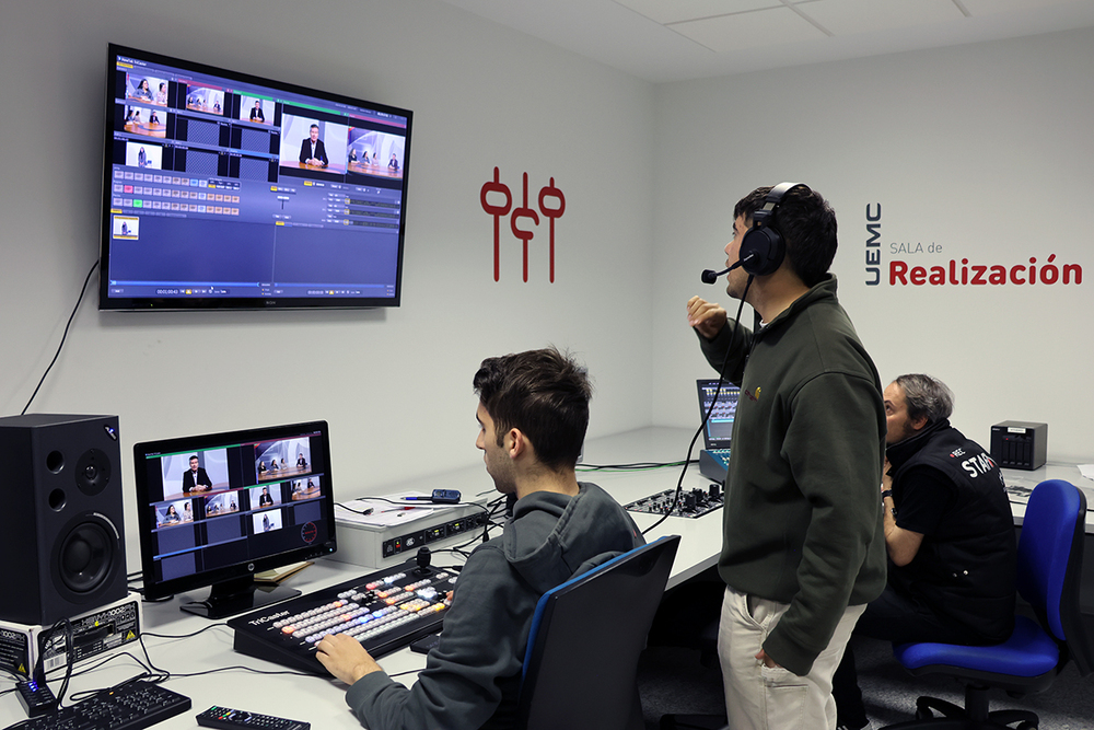 Estudiantes de la UEMC dirigen un programa en directos desde la sala de realización.