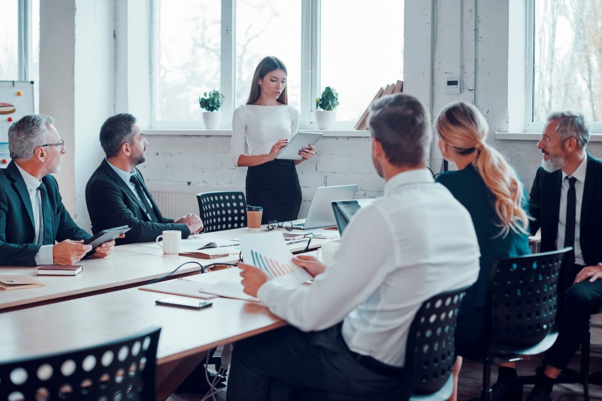 Estudiantes y profesionales trabajando en equipo en oficina moderna, representando el Doble Grado en Derecho y ADE (DADE) de la UEMC Estudiantes y profesionales trabajando en equipo en oficina moderna, representando el Doble Grado en Derecho y ADE (DADE) de la UEMC