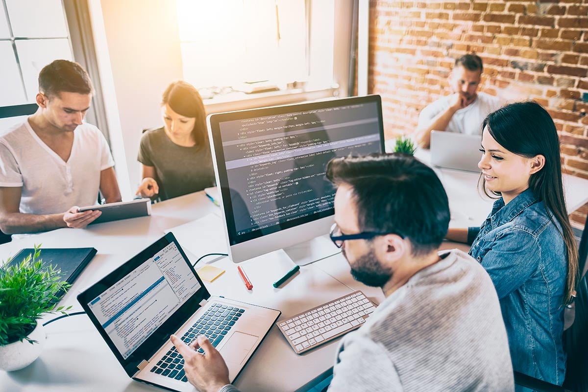 Estudiantes del Doble Grado en Informática + Computing de la UEMC trabajando en equipo en un entorno tecnológico internacional