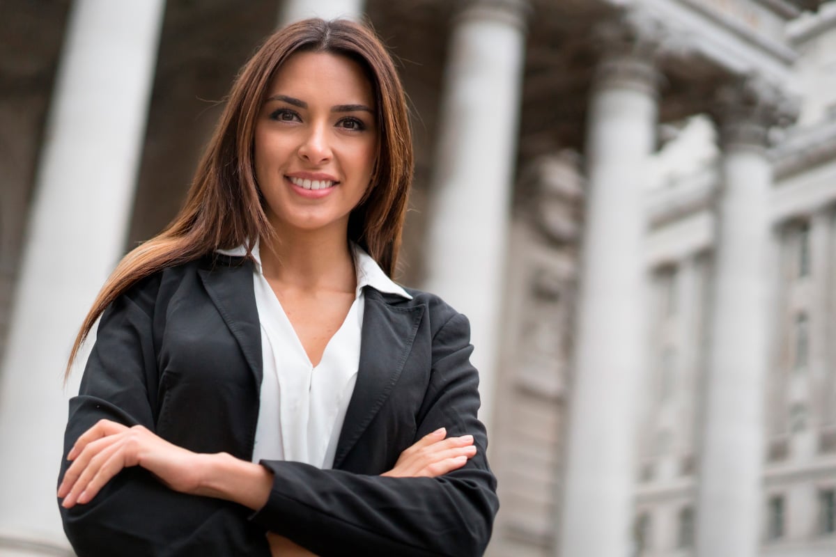 Estudiante de Derecho joven y profesional frente a un edificio institucional, representando la formación jurídica en la UEMC. Estudiante de Derecho joven y profesional frente a un edificio institucional, representando la formación jurídica en la UEMC.