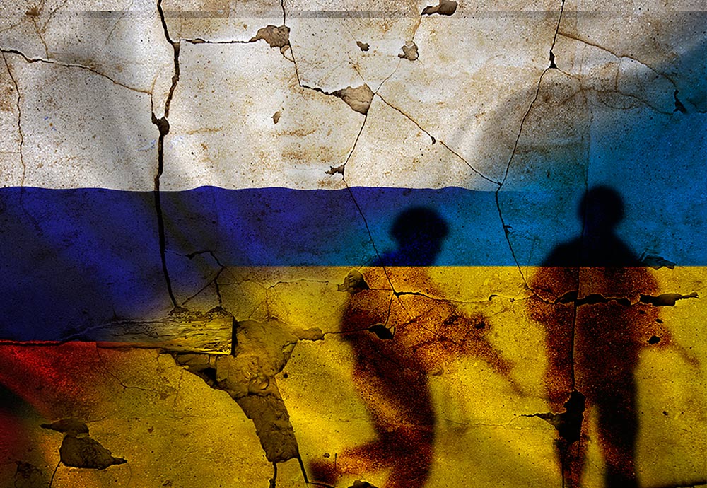 Banderas de rusia y Ucrania fusionadas  en una pared y la silueta de dos soladados.