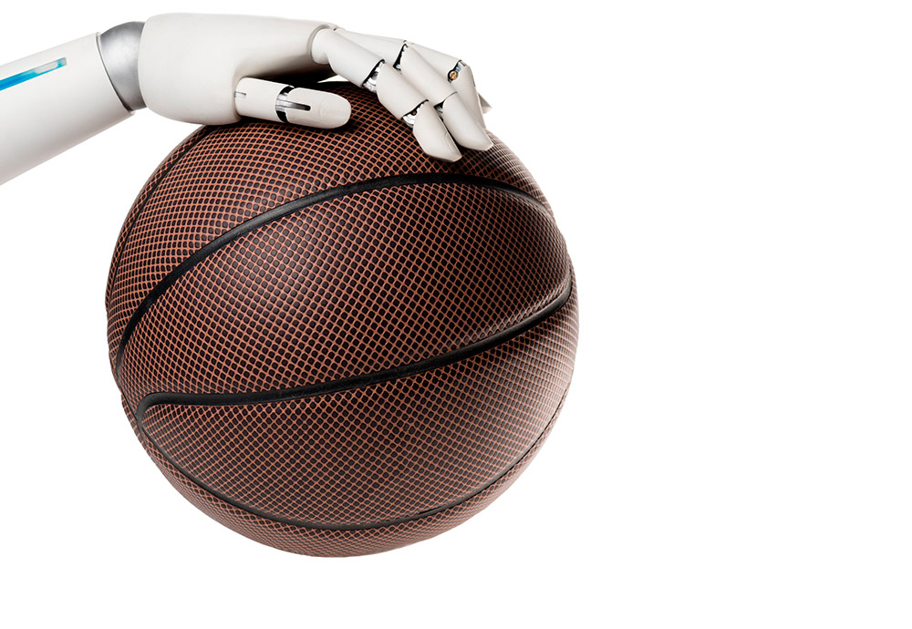 Mano robótica sujetando un balón de baloncesto.