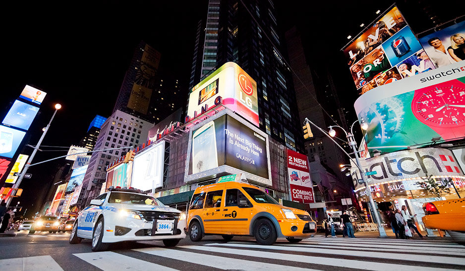 Imagen de un taxi cruzando la avenida Times Square de Nueva York.