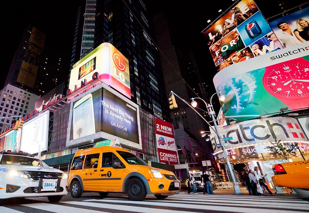 Imagen de un taxi cruzando la avenida Times Square de Nueva York.