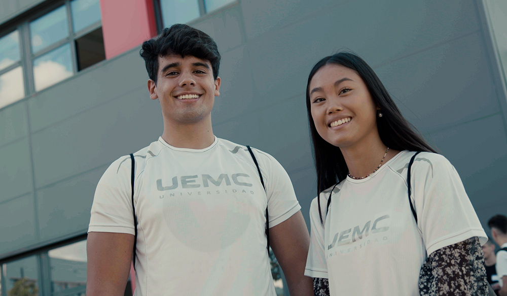 Un chico y una chica, estudiantes de la UEMC, sonríen a la cámara durante la celebración de la pasada Jornada de Bienvenida