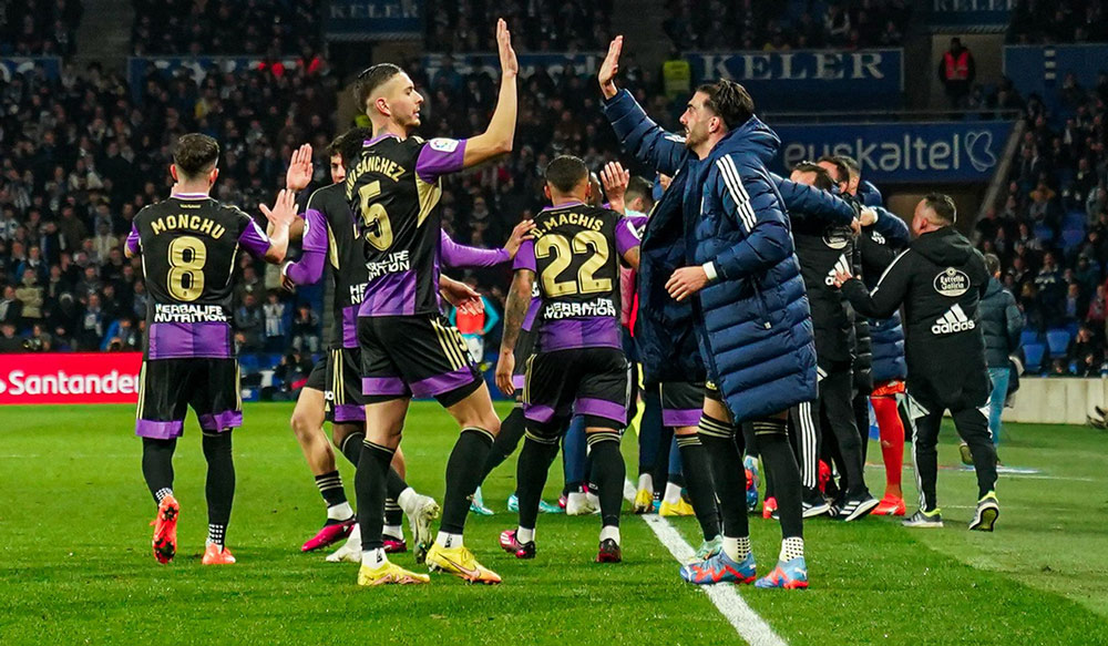 Jugadores del Real Valladolid chocan las manos tras finalizar un partido