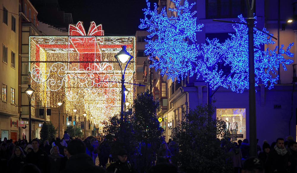 Gente paseando por la calle Santiago de Valladolid y que luce su estampa navideña.