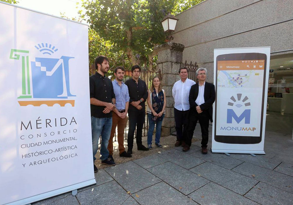 Eduardo Velasco junto al resto del equipo de Sandwatch Studio durante la presentación de una de sus aplicaciones en Mérida.