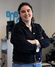 Irati Jáuregui Fajardo con los brazos cruzados en el Laboratorio de Fisiología del Ejercicio.