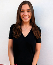 Celia García, delante de una pared blanca.