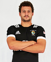 El jugador Miguel Lainz de brazos cruzados y posando con la camiseta del Rugby Salvador