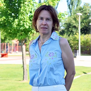 Foto de la profesora Nieves Navarro Mozo en el campus de la UEMC